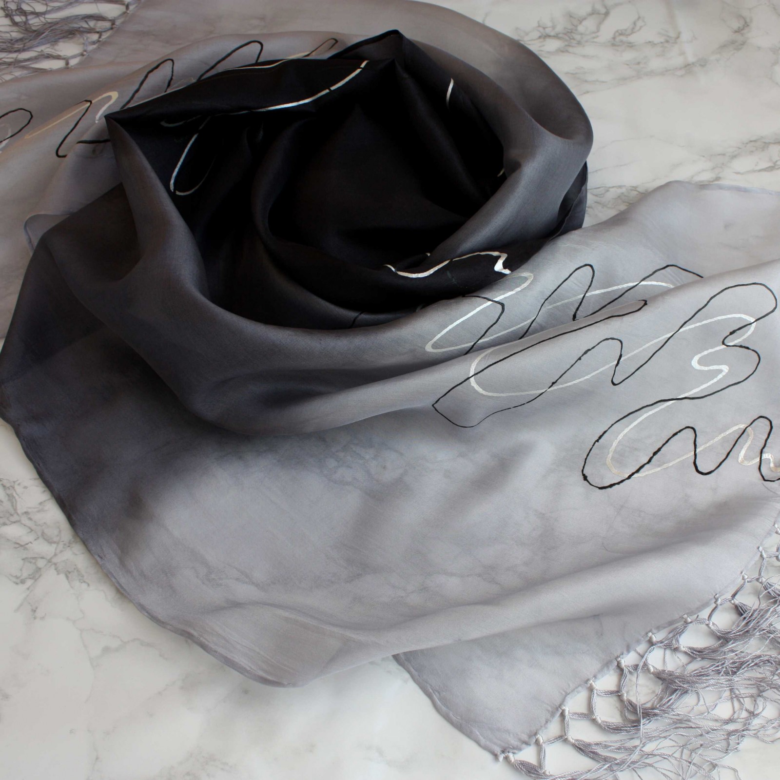 hedvábná šála s třásněmi