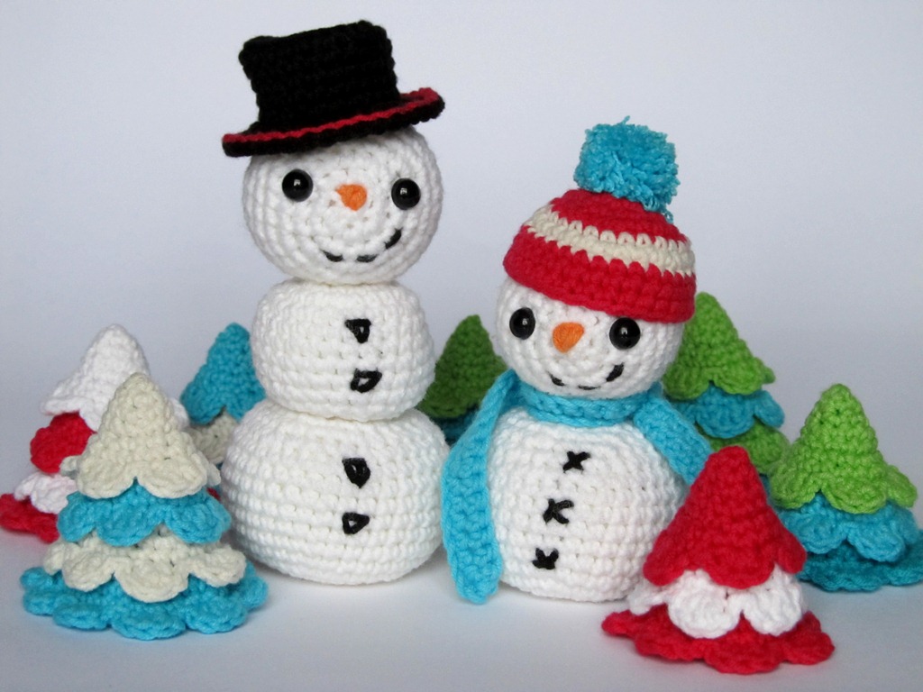 Háčkovaní sněhuáci v lese