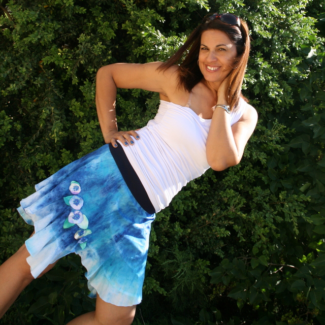 Bláznivě volánová s broží