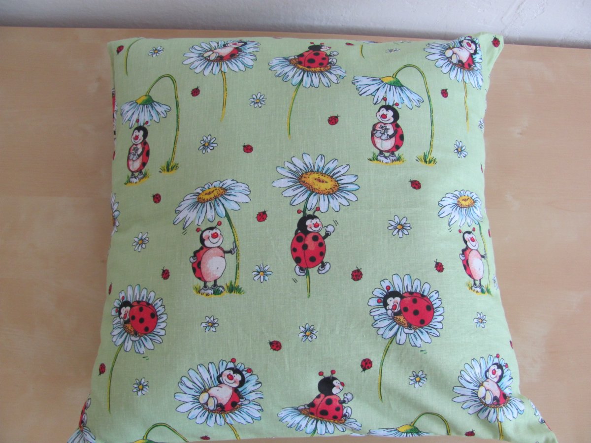 Brouček na květince