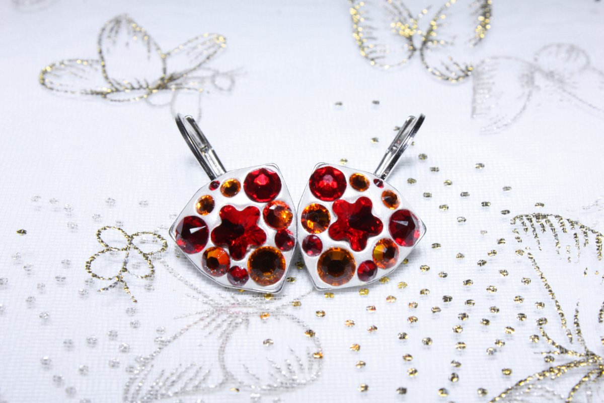 Oranžovo-červené trojůhelníčkové náušnice s kytičkou