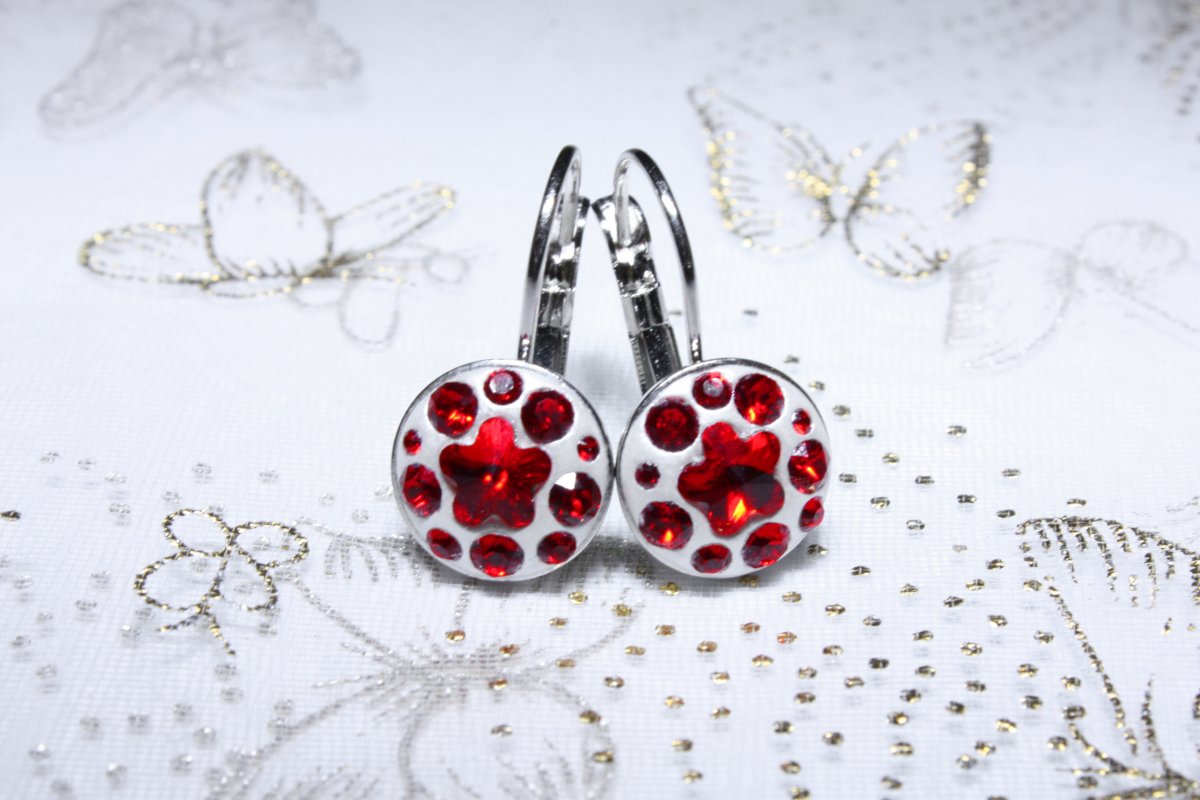 Červené náušnice s kytičkou