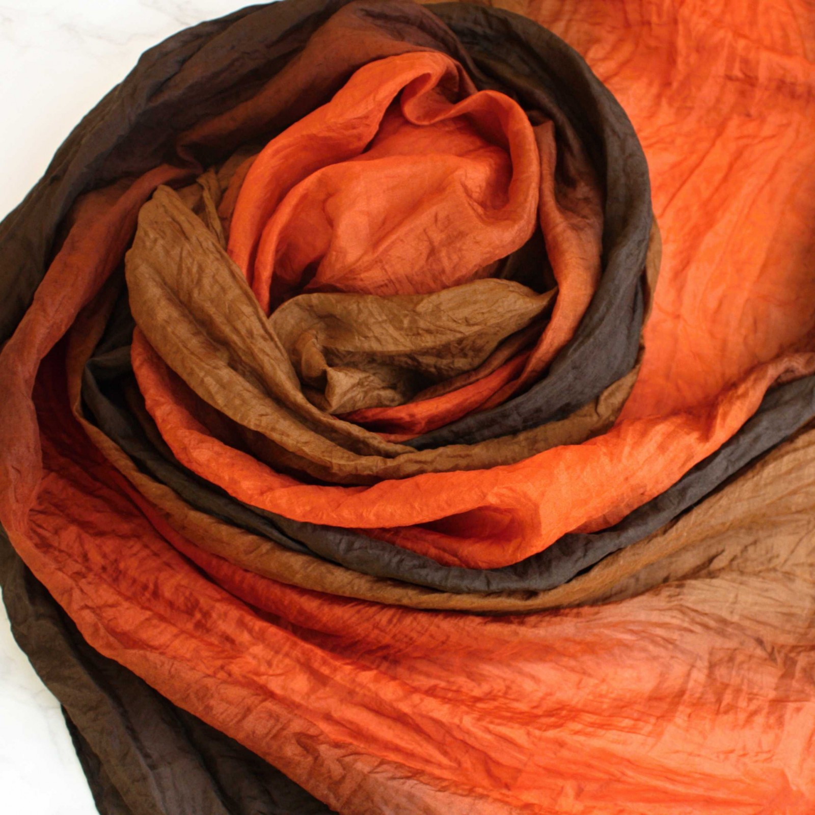 vrapovaná hedvábná šála hnědo-cihlově červená