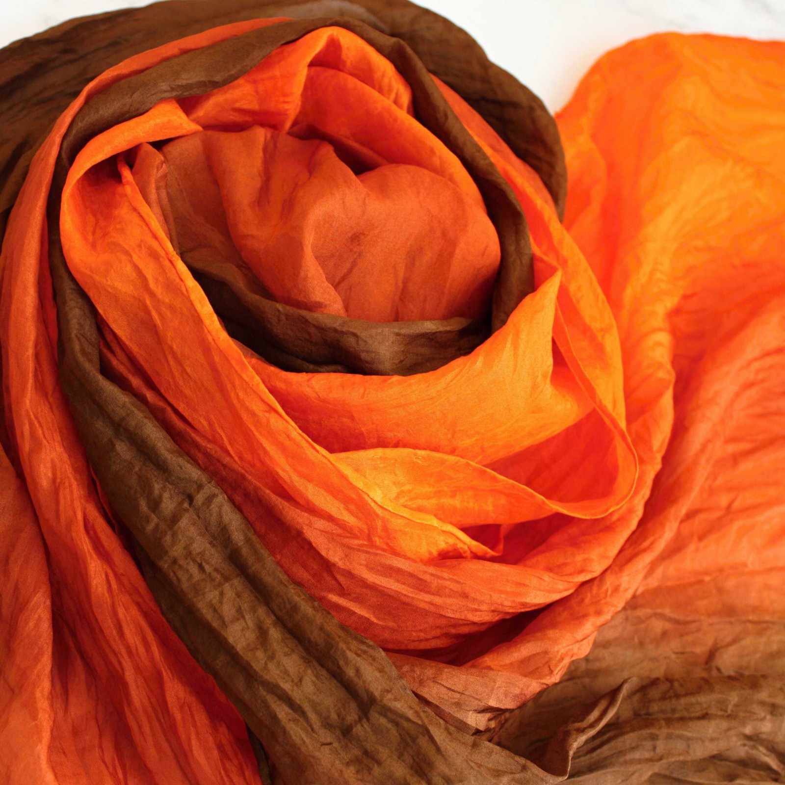 vrapovaná hedvábná šála hnědo-cihlovo-oranžová