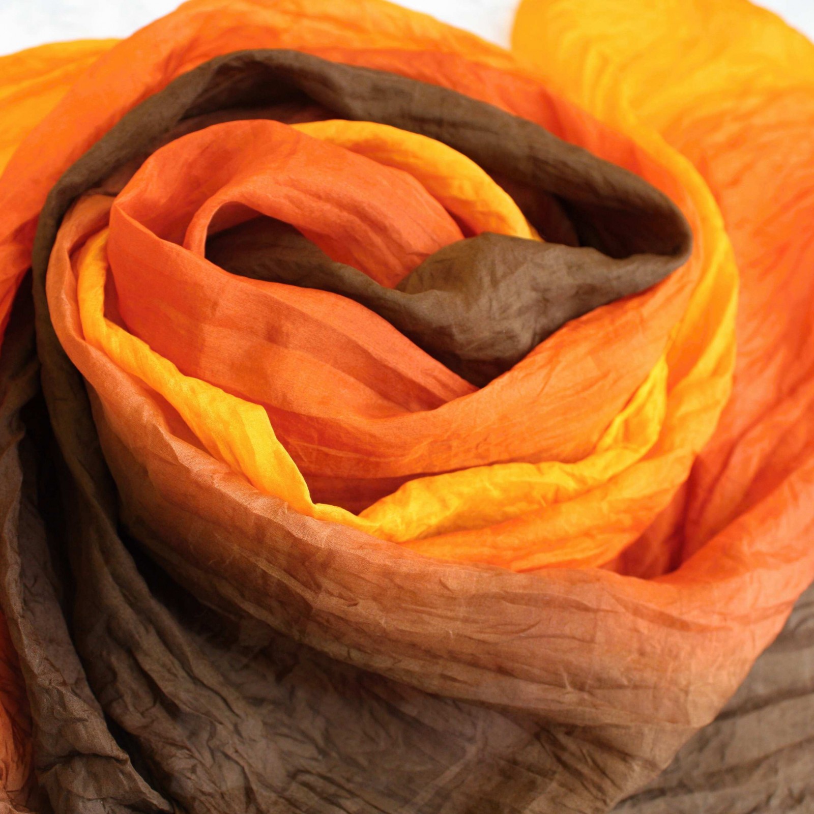 vrapovaná hedvábná šála hnědo-cihlovo-oranžová