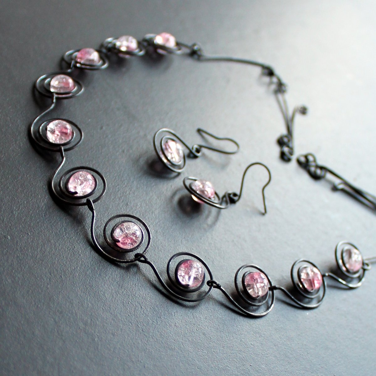 RŮŽOVÉ VE SPIRÁLÁCH