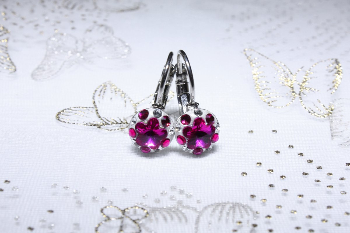 Tmavě růžové kytičkové dětské náušnice 