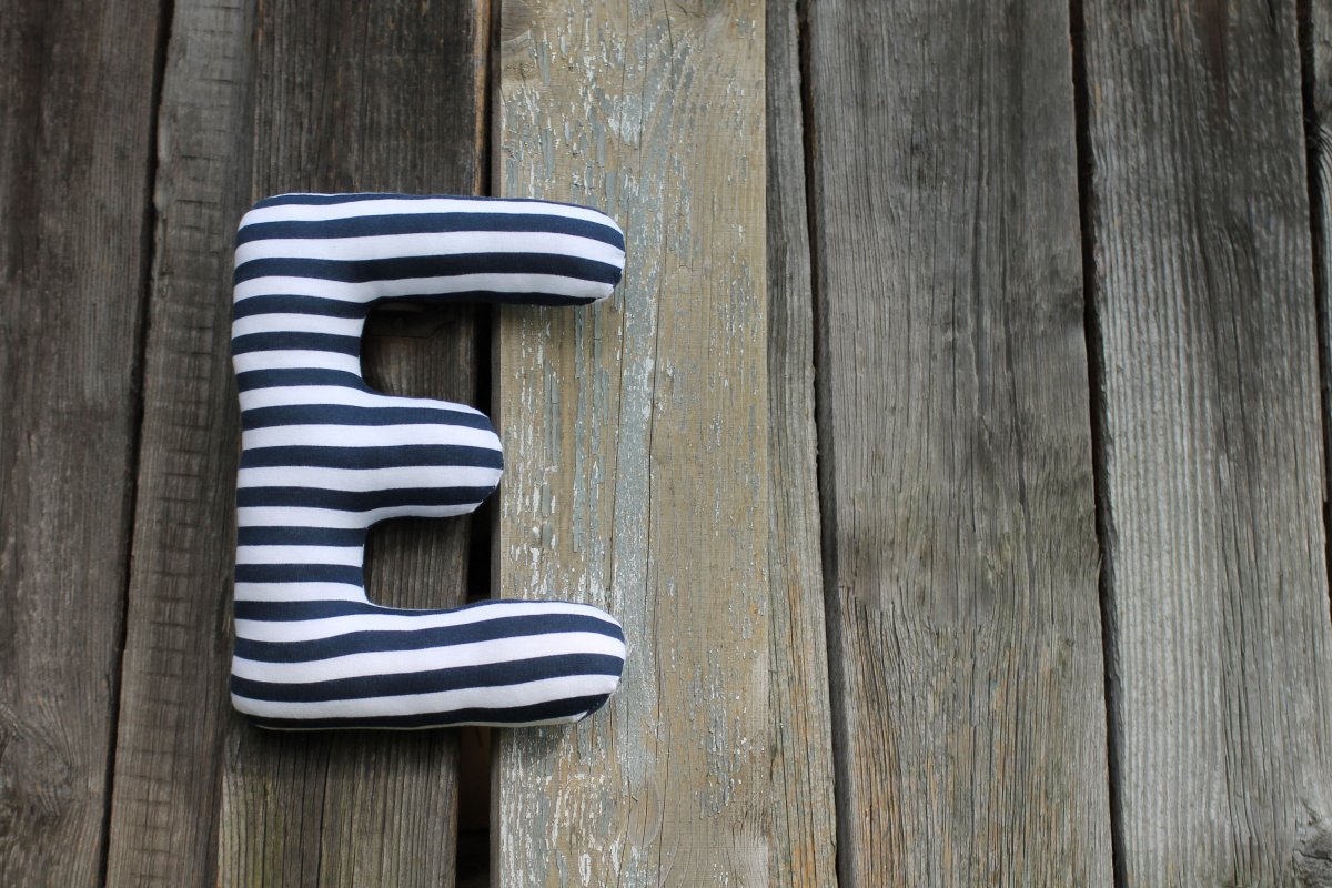 E alias polštářek, dekorace, hračka... (menší)