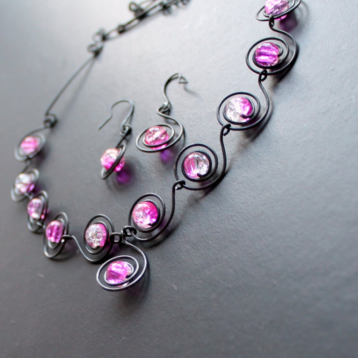 INTENZIVNĚ RŮŽOVÉ VE SPIRÁLÁCH