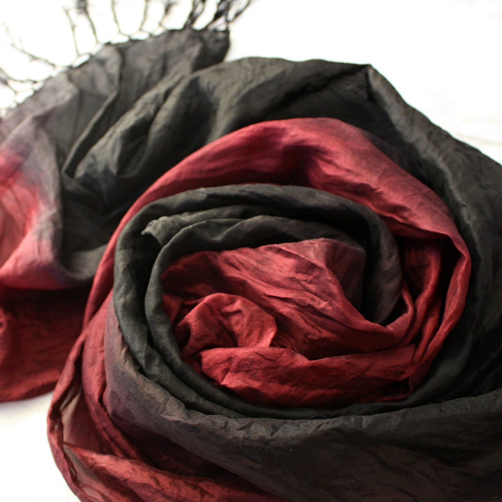 hedvábná šála s třásněmi černo-červená