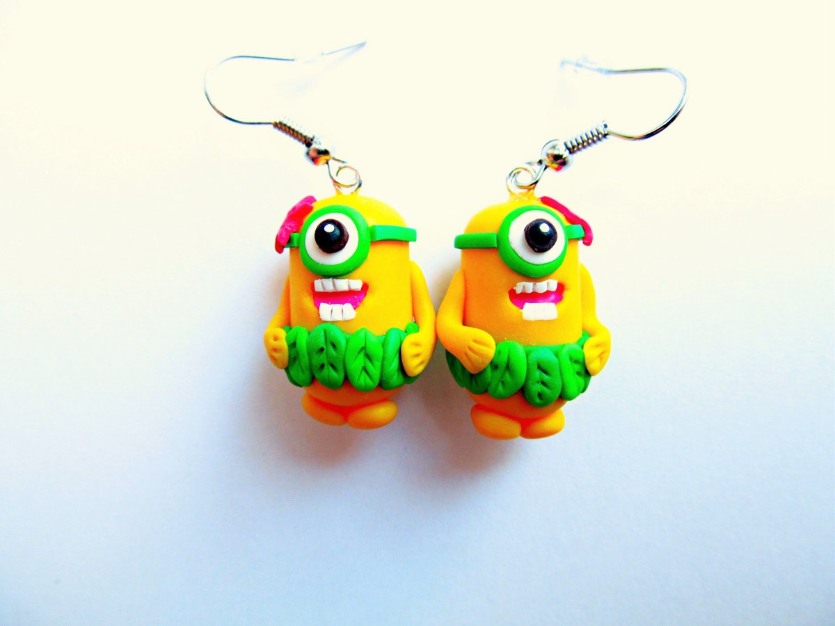 Mimoni s hula sukýnkou