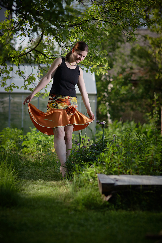 Oranžová sukně s asymetrickým  volánem