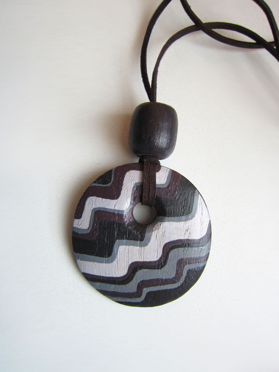 Dřevěný přívěsek malovaný