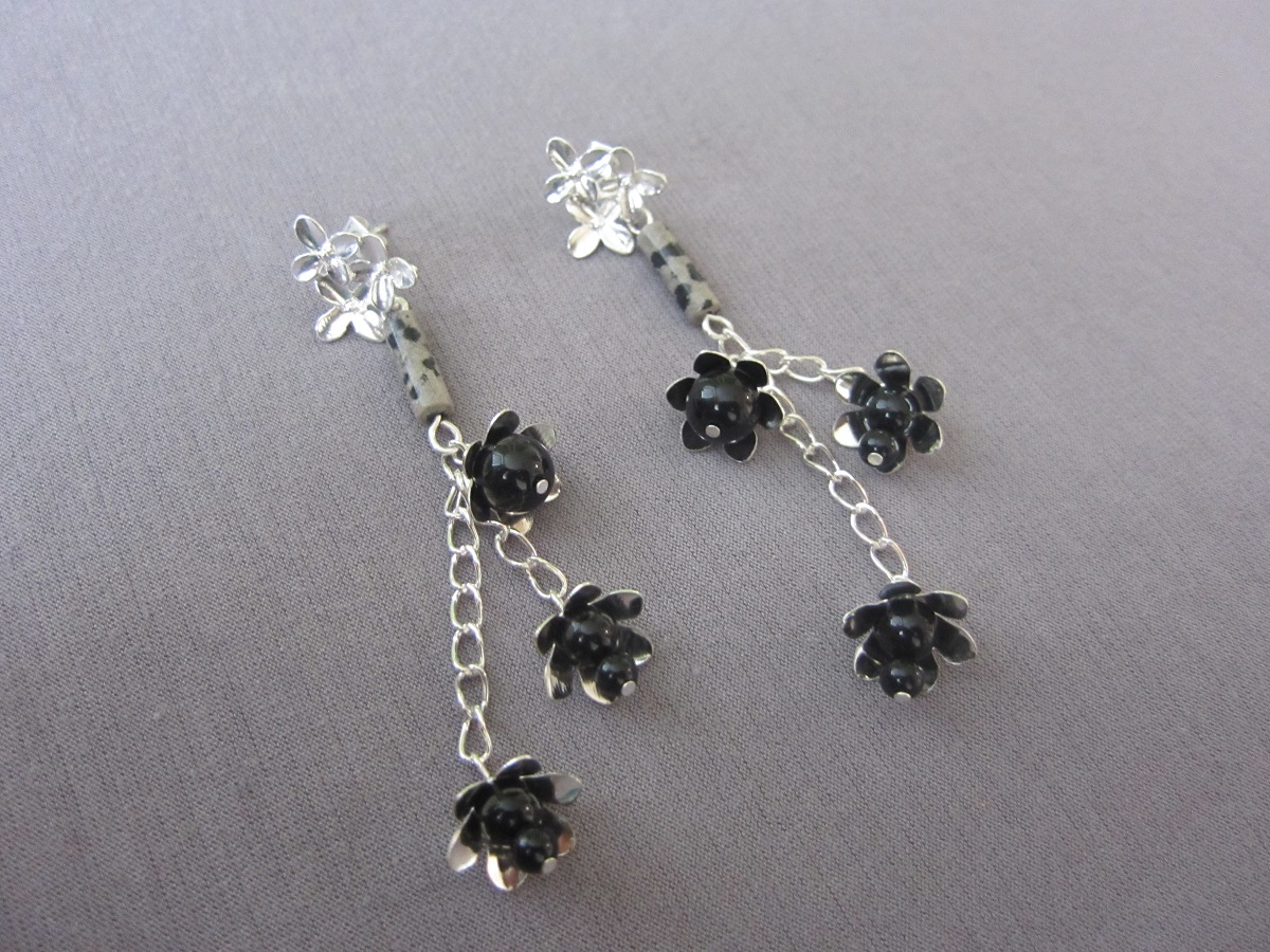 Kontrast kovu a černé ...