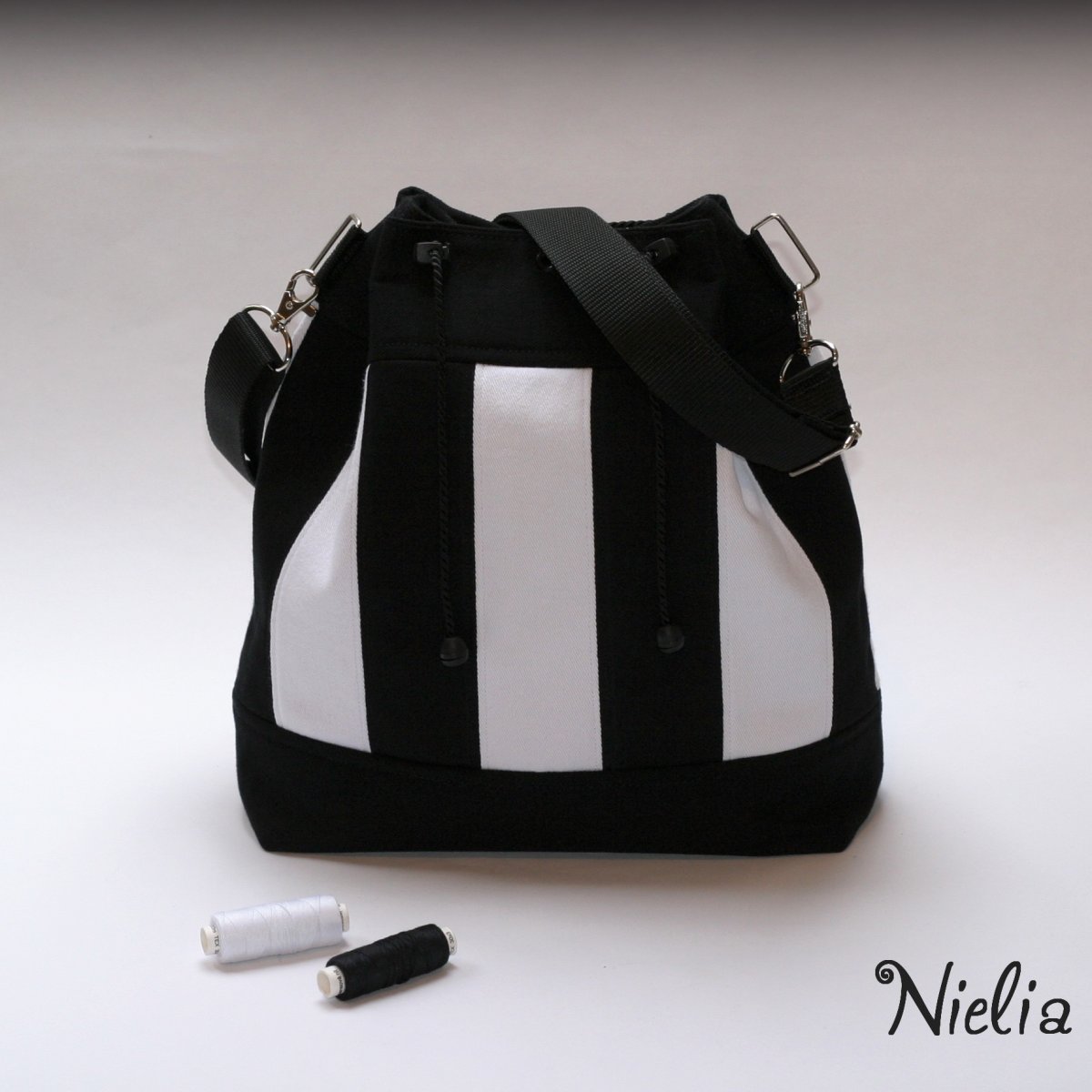 S nostalgií k černobílému filmu (jeans)