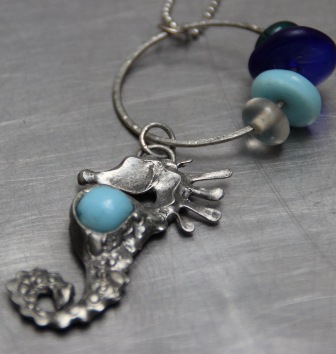 NÁHRDELNÍK MOŘSKÝ KONÍK