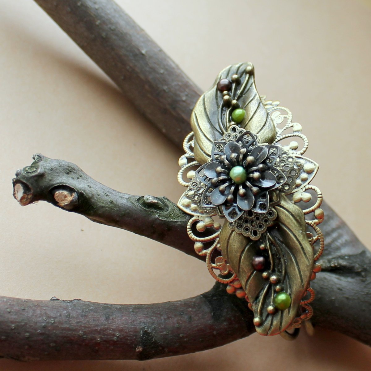 Náramek s květinou