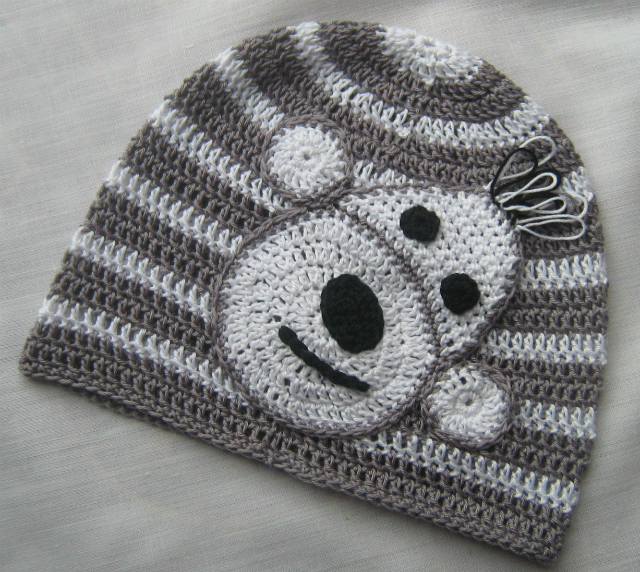 Háčkovaná čepice s aplikací