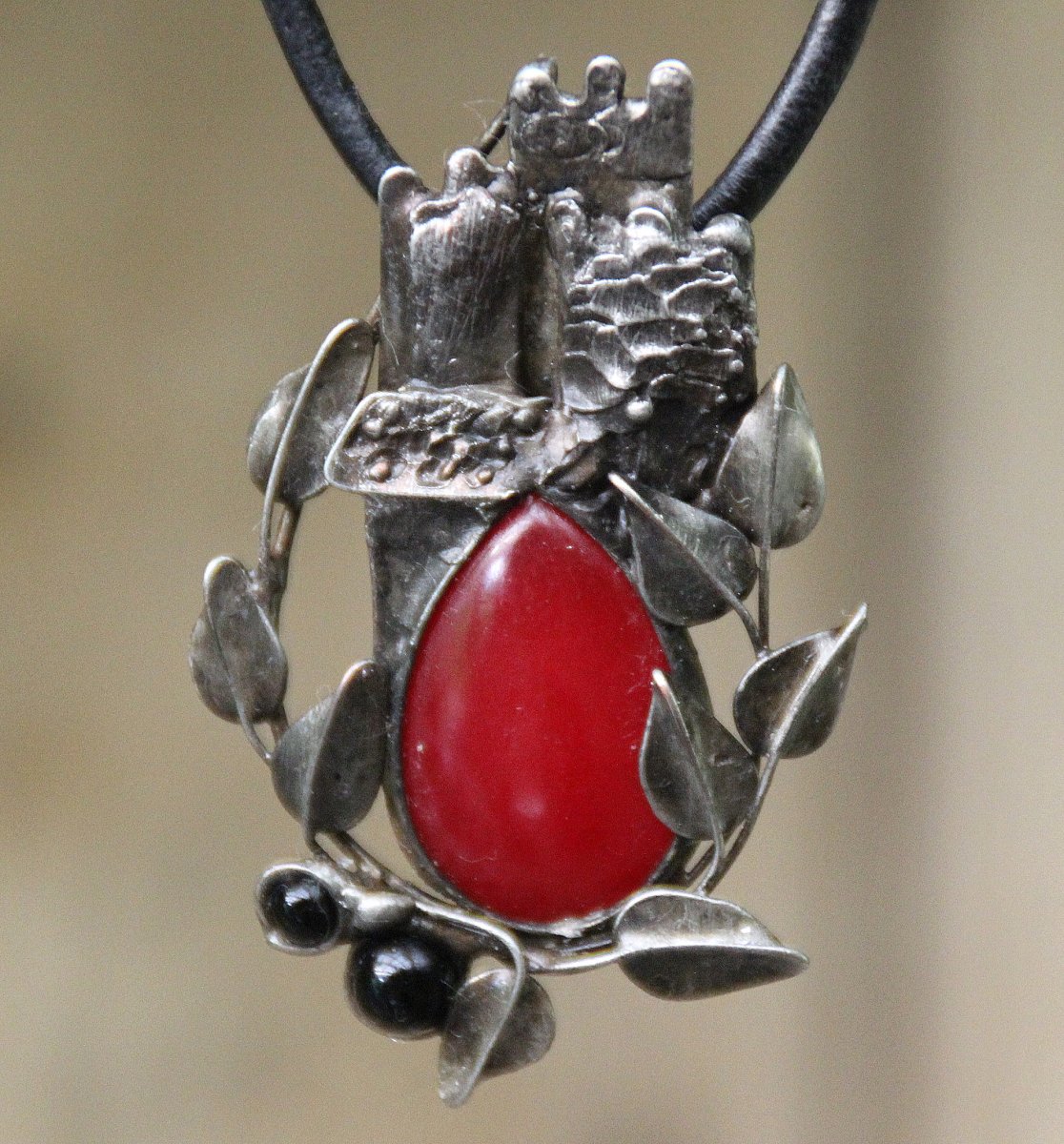 NÁHRDELNÍK  KRVAVÝ ROMÁN