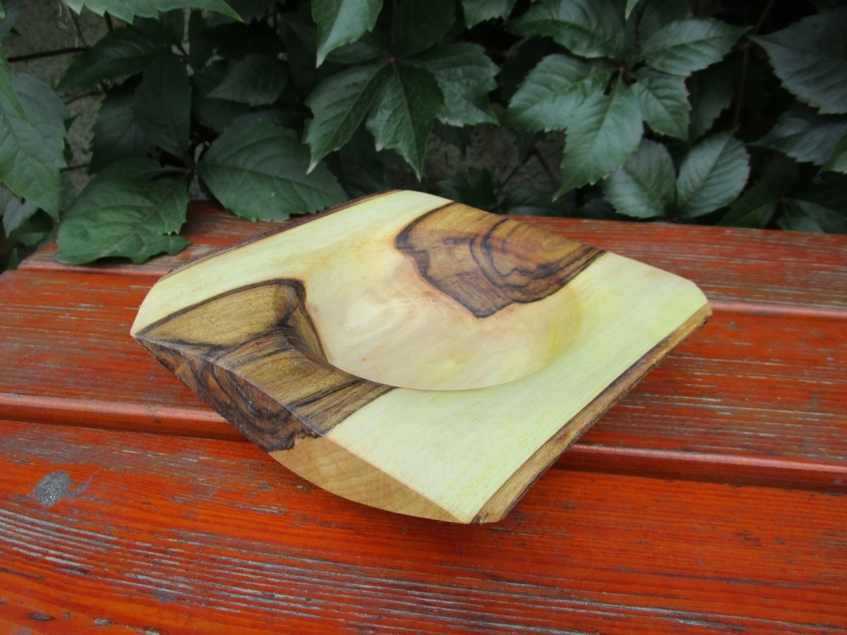 zvláštní ořechová