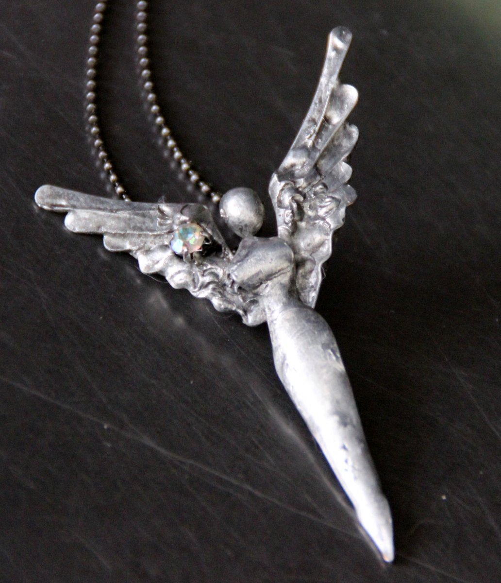 NÁHRDELNÍK TUŠENÍ