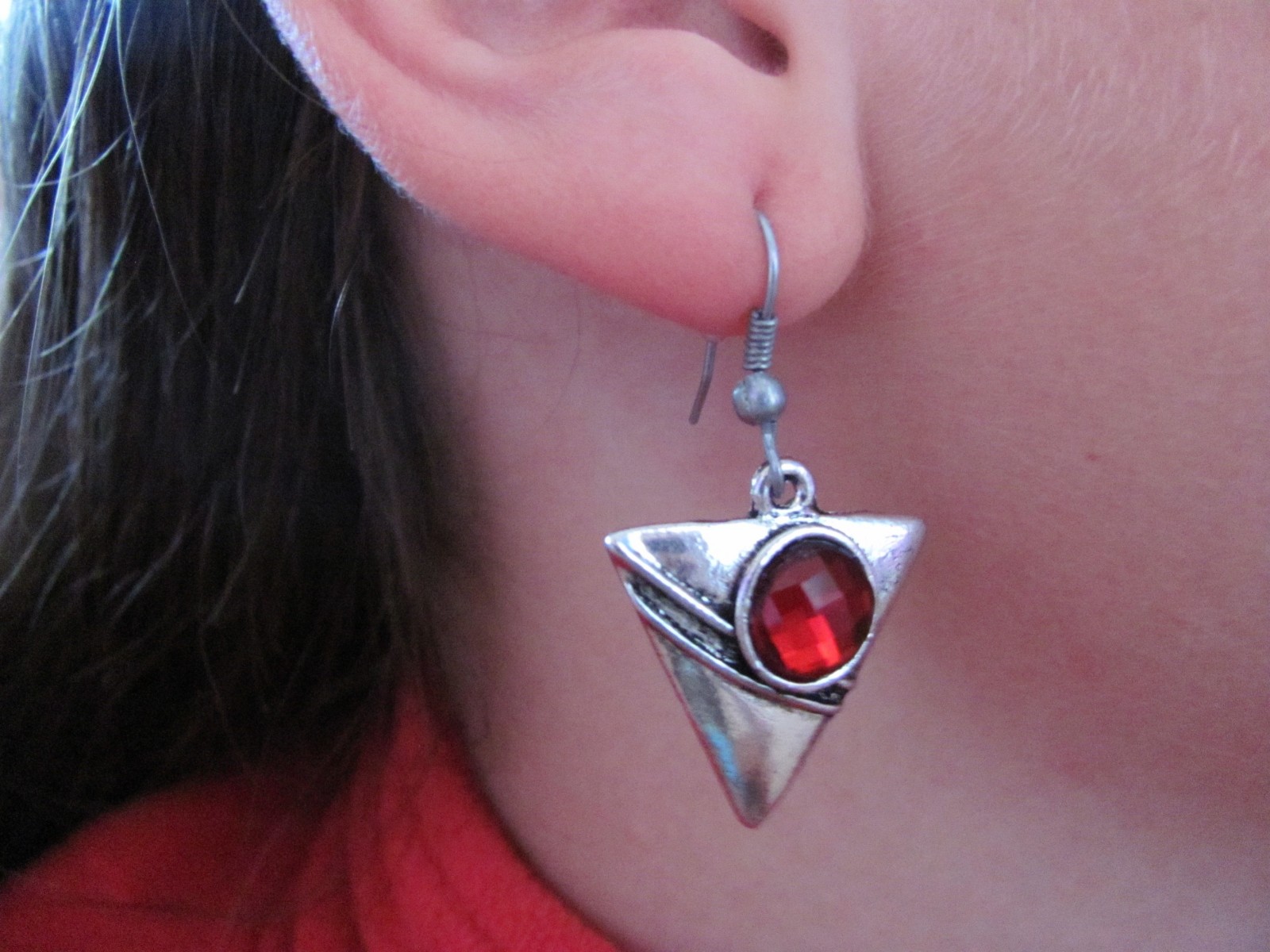 NÁUŠNICE - červený kamínek