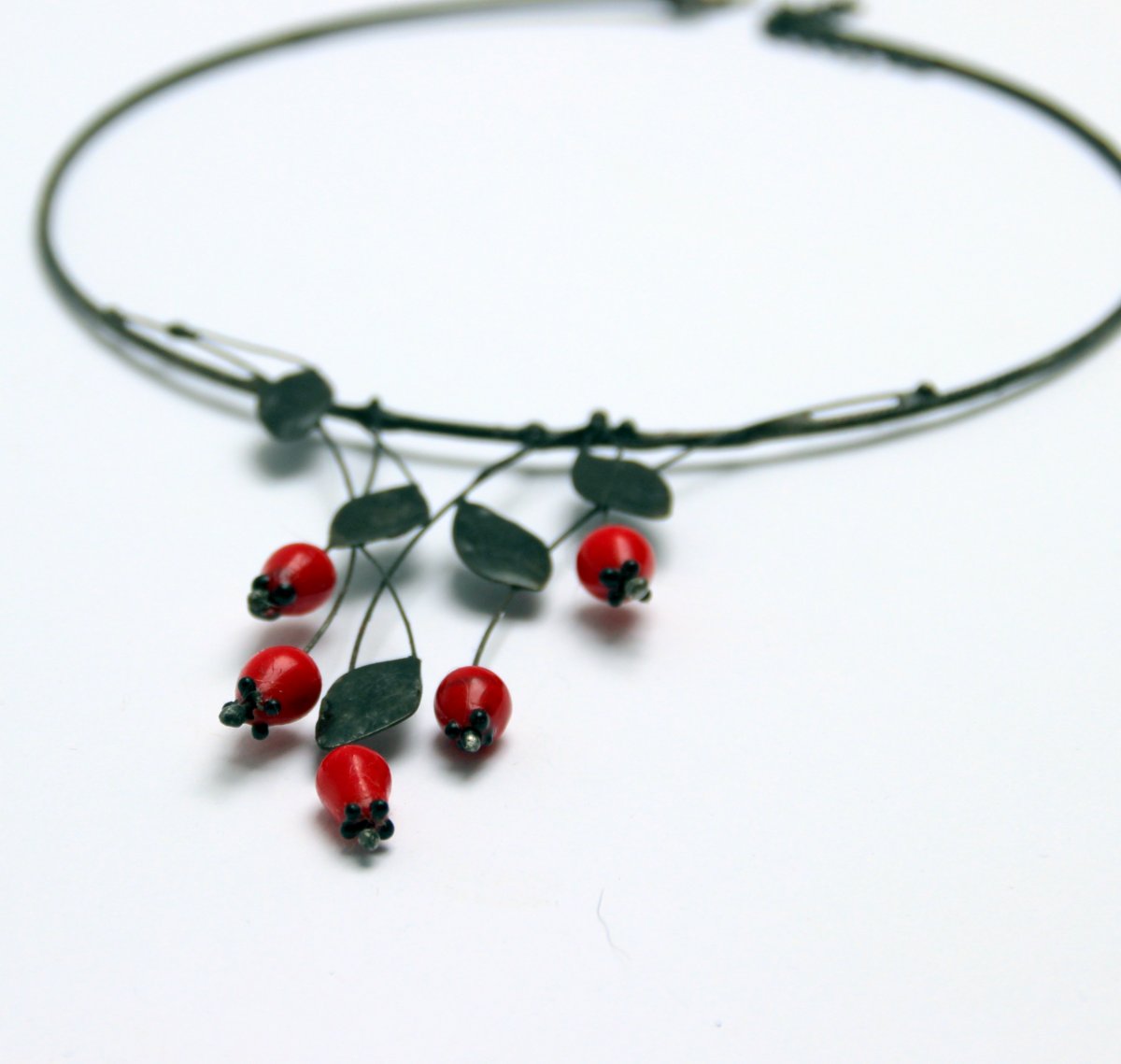 NÁHRDELNÍK ŠÍPKOVÝ