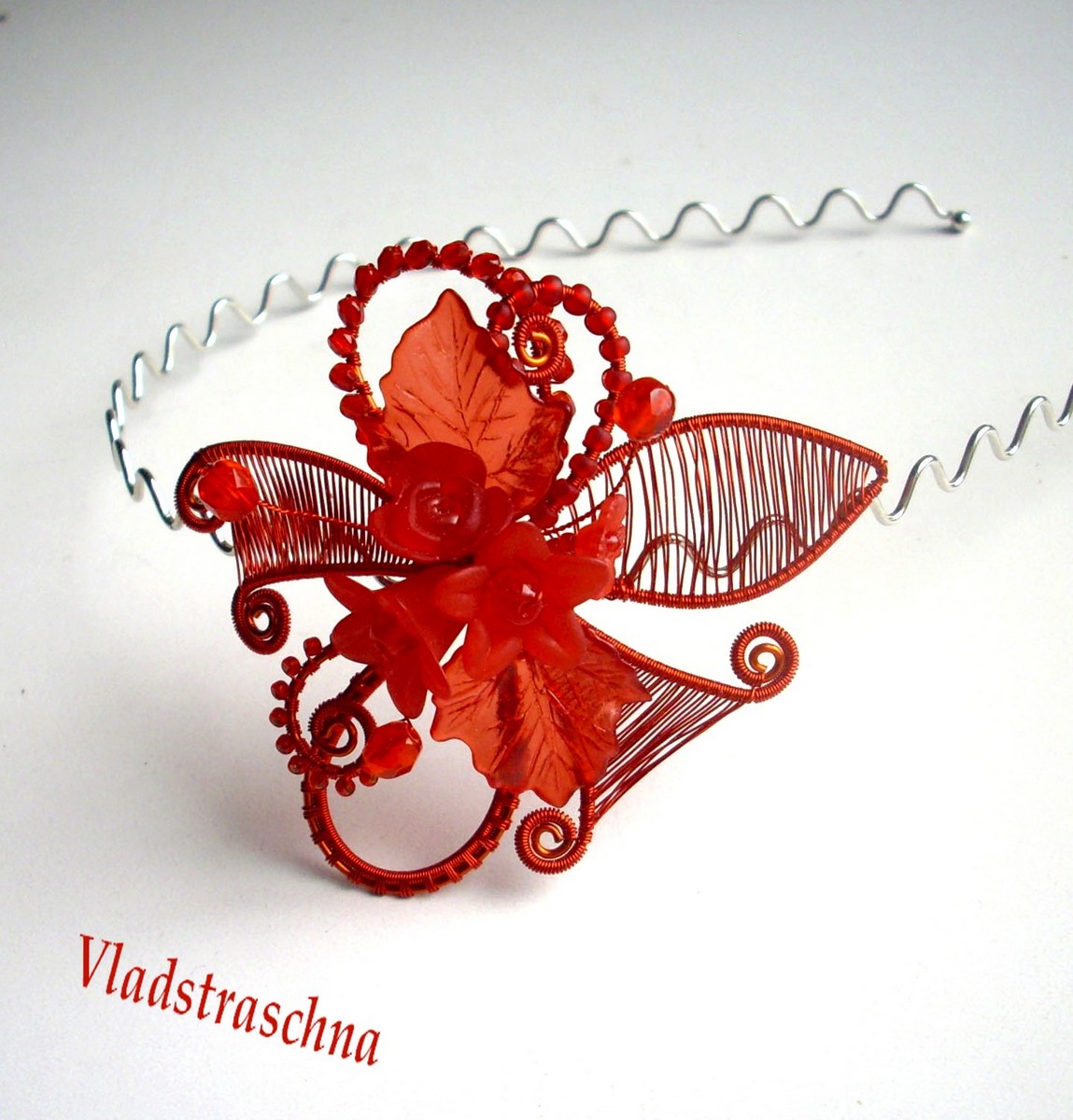 Drátkytka čelenková červená