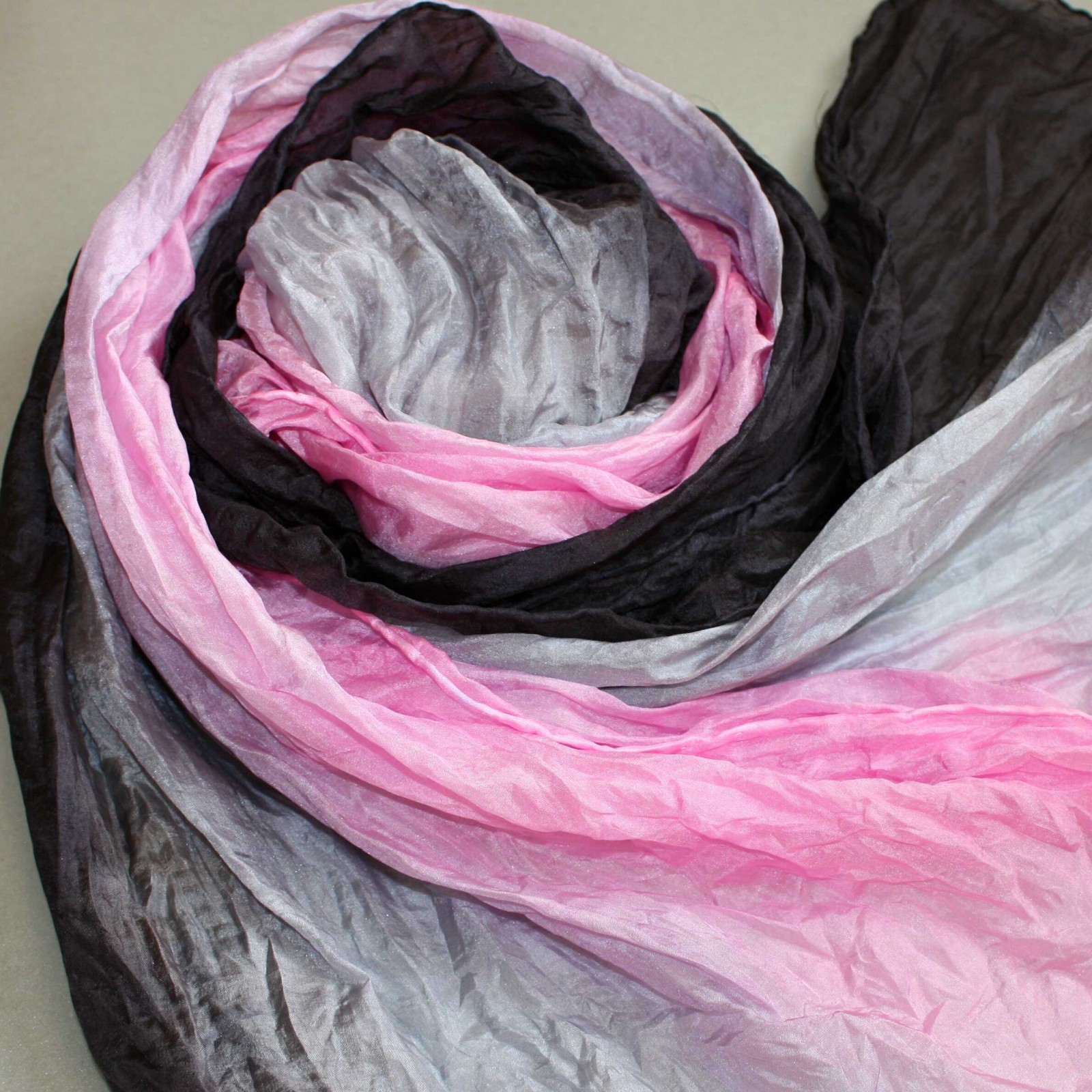 vrapovaná hedvábná šála černo-šedo-růžová