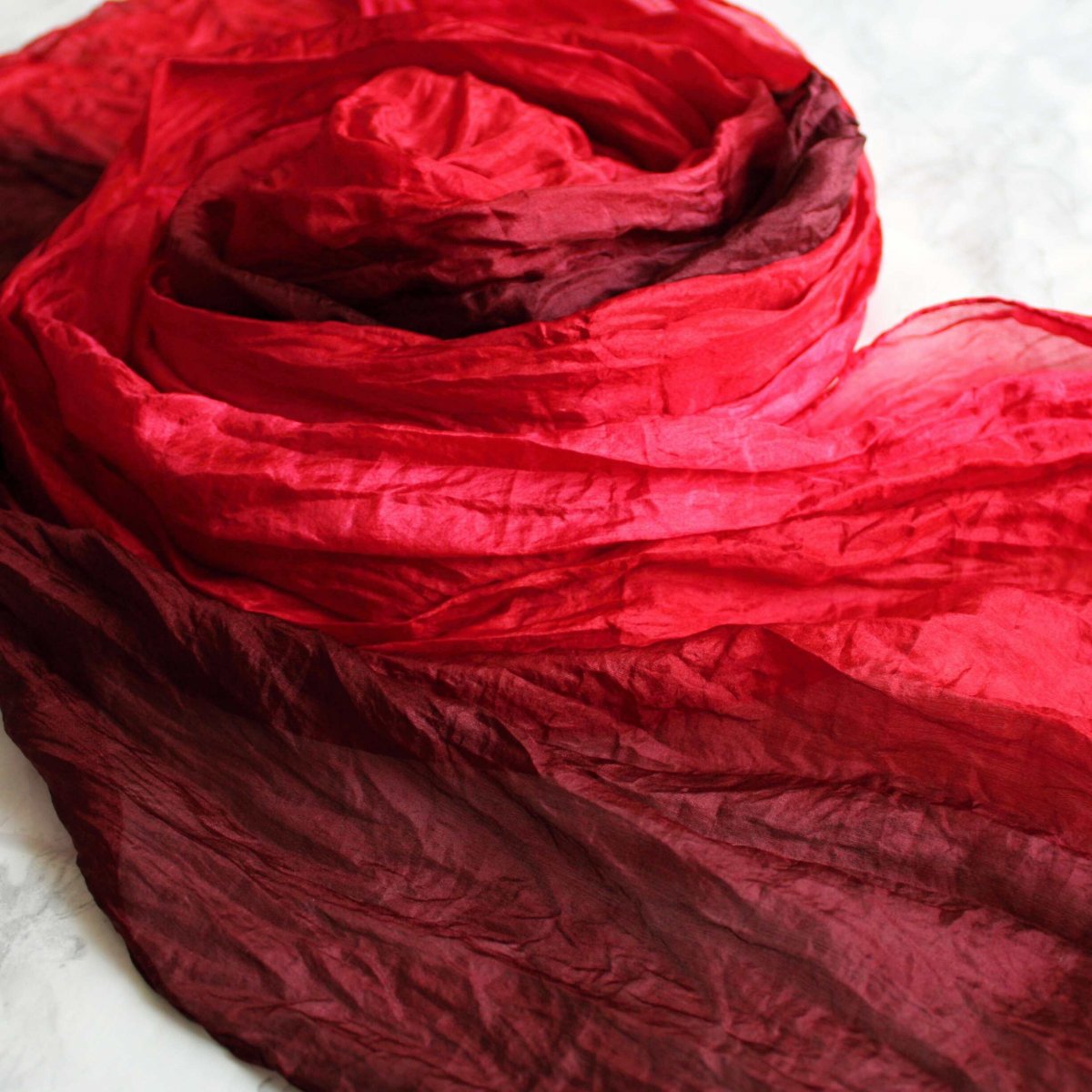 vrapovaná hedvábná šála červená