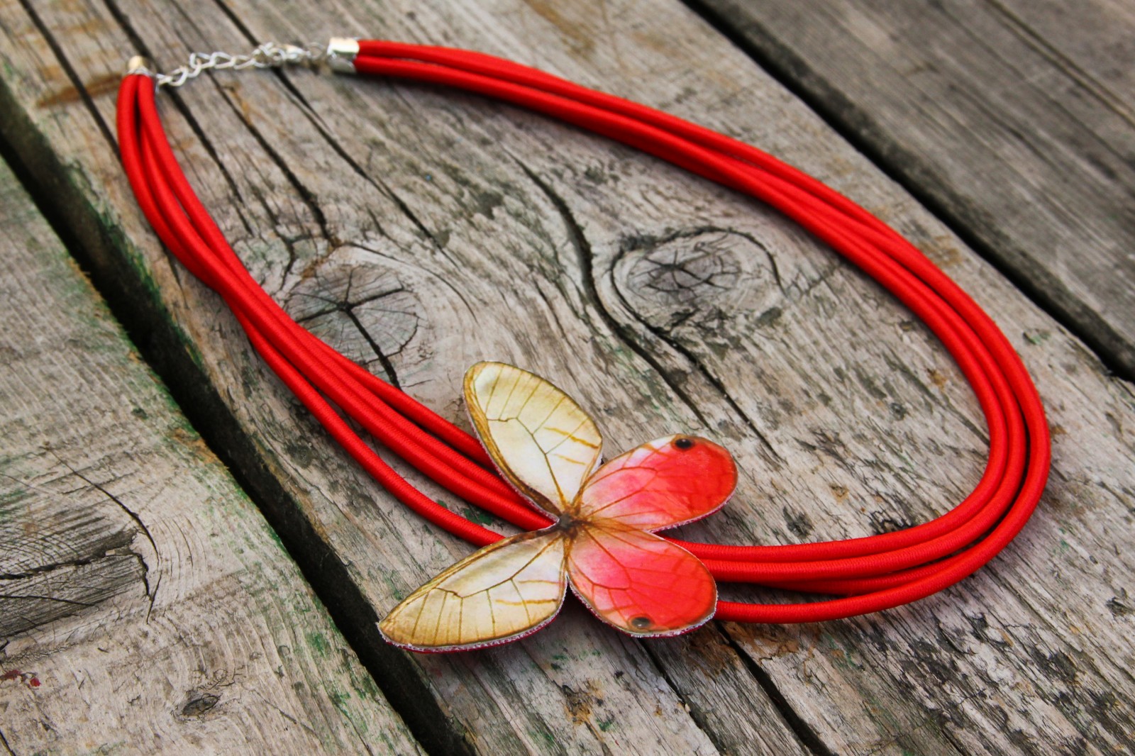 Červený náhrdelník s motýlkem