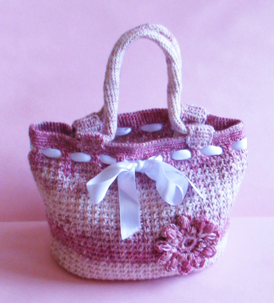 Háčkovaná růžová kabelka s květinou a bílou stuhou