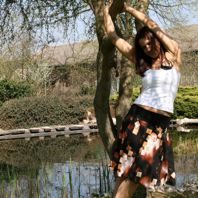 Kolová geometrie s řetízky a broží