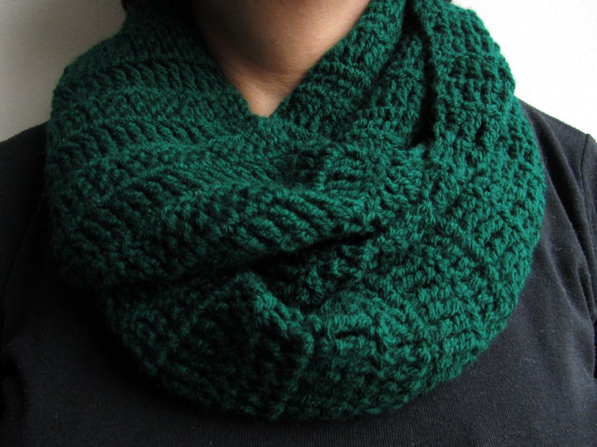 NÁKRČNÍK V BARVĚ TMAVÝCH SMARAGDŮ