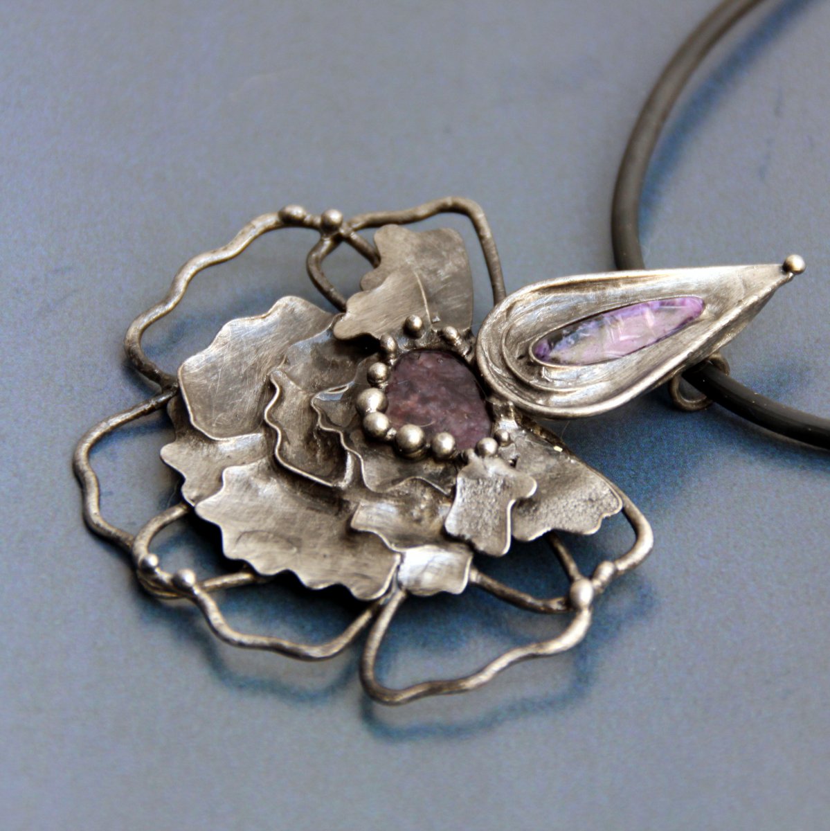 NÁHRDELNÍK ČAROVNÉ KVÍTÍ