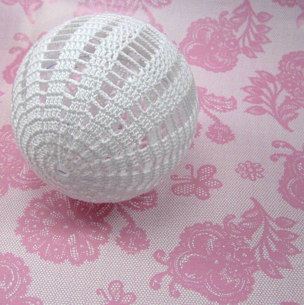 Bílá krajková koule č. 8