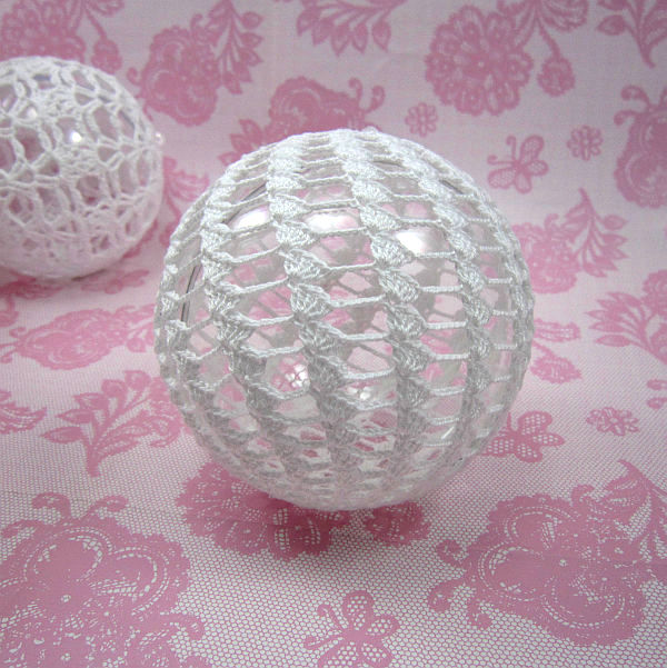 Bílá krajková koule č. 7
