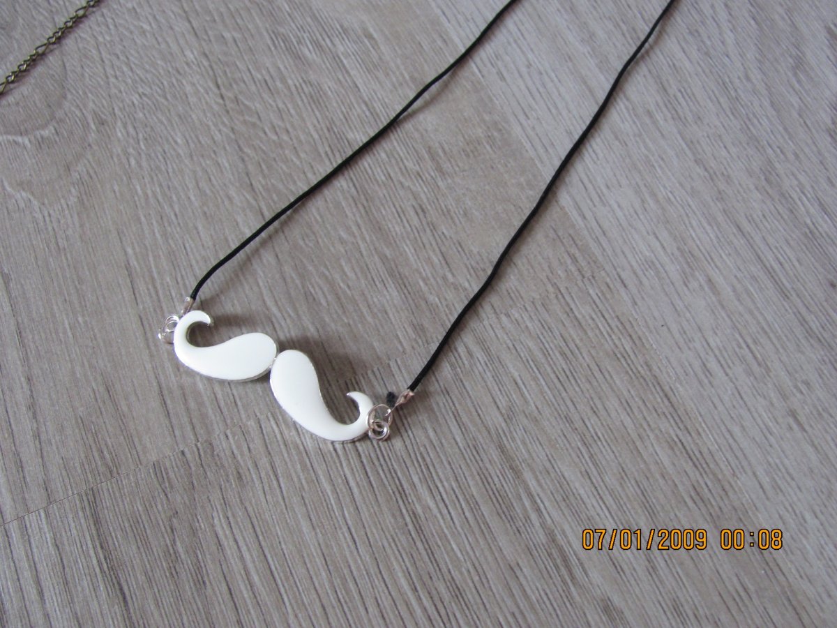 NÁHRDELNÍK - knírek