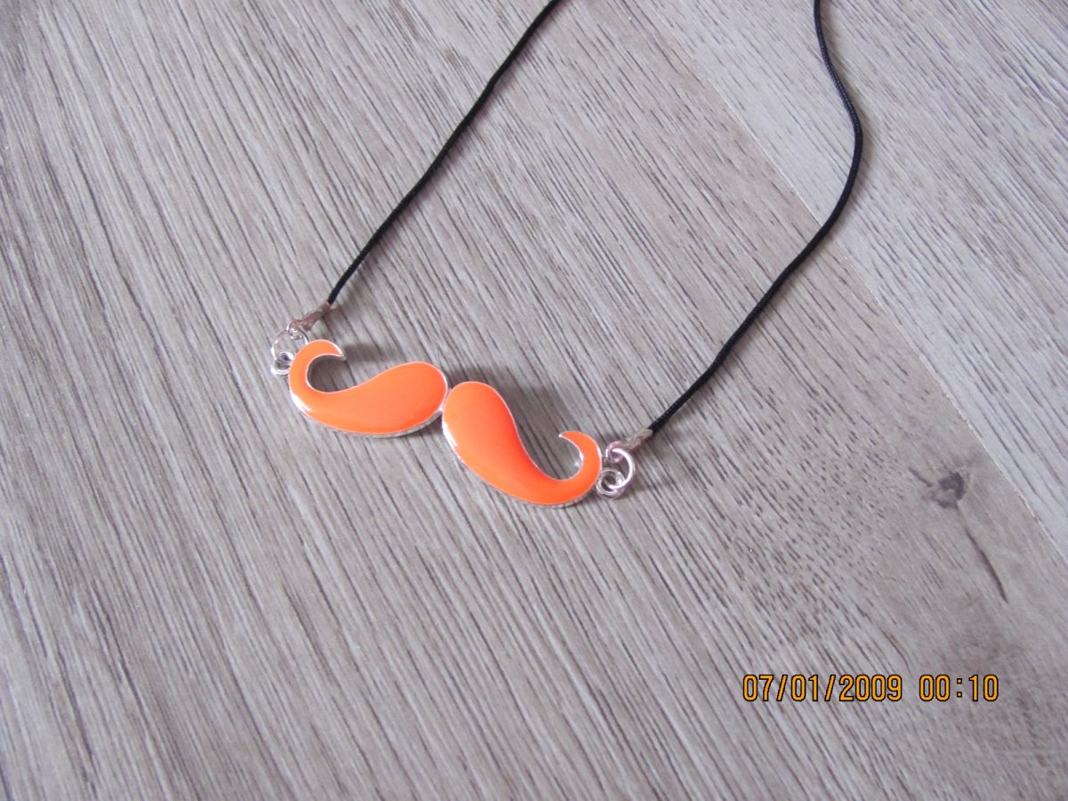 NÁHRDELNÍK - knírek