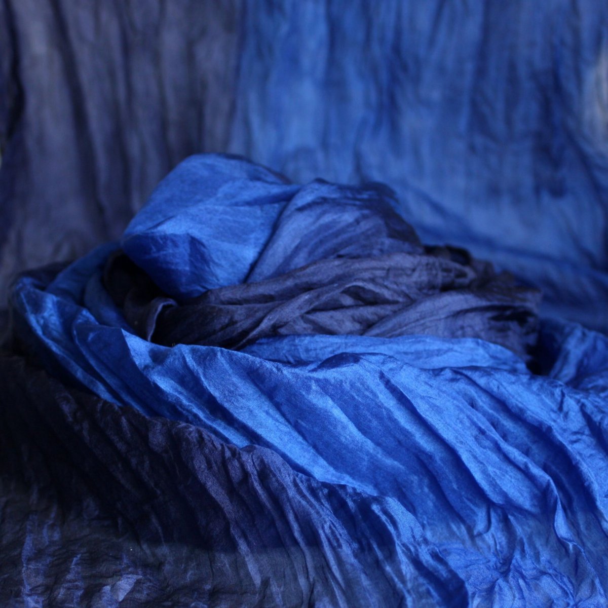 vrapovaná hedvábná šála modrá