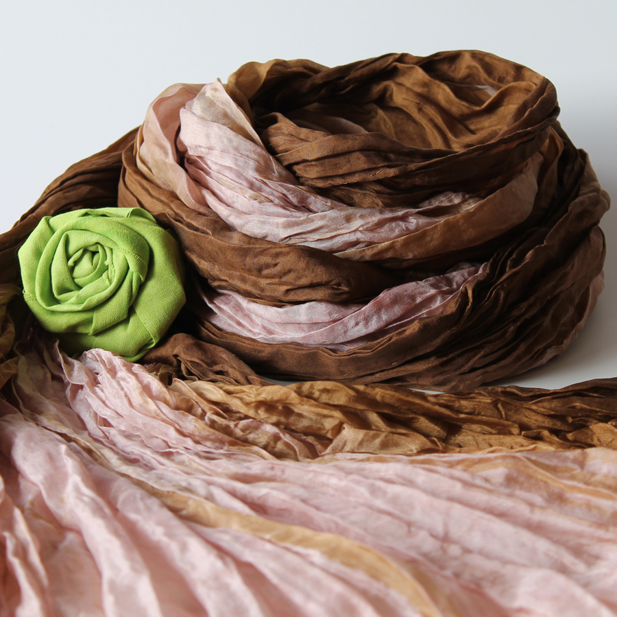 Hedvábná šála v hnědých tónech