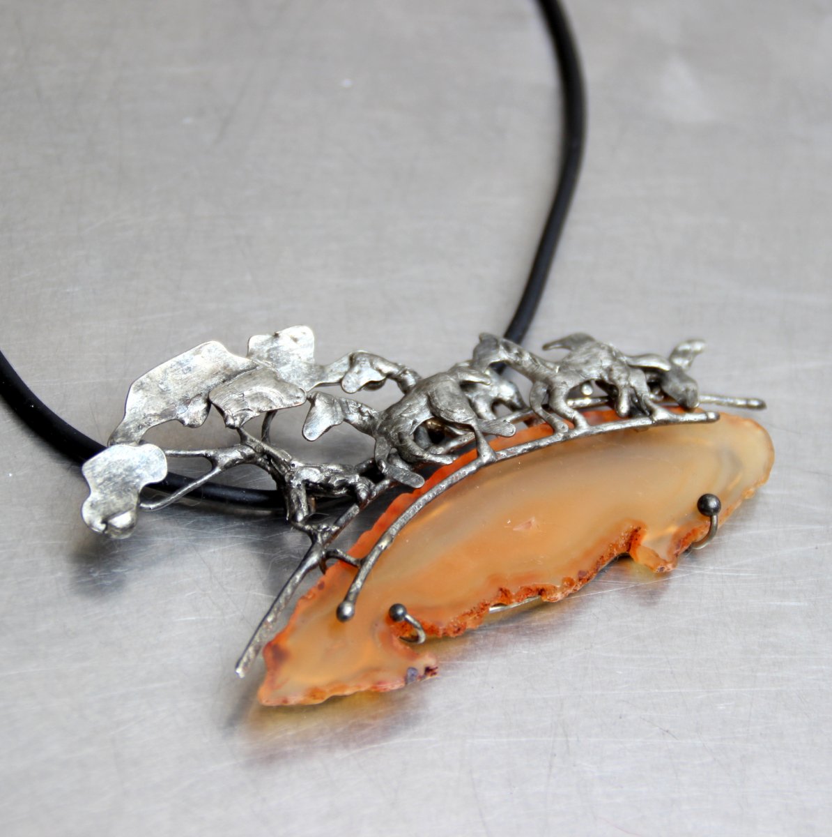 NÁHRDELNÍK NAD STÁDEM KONÍ...