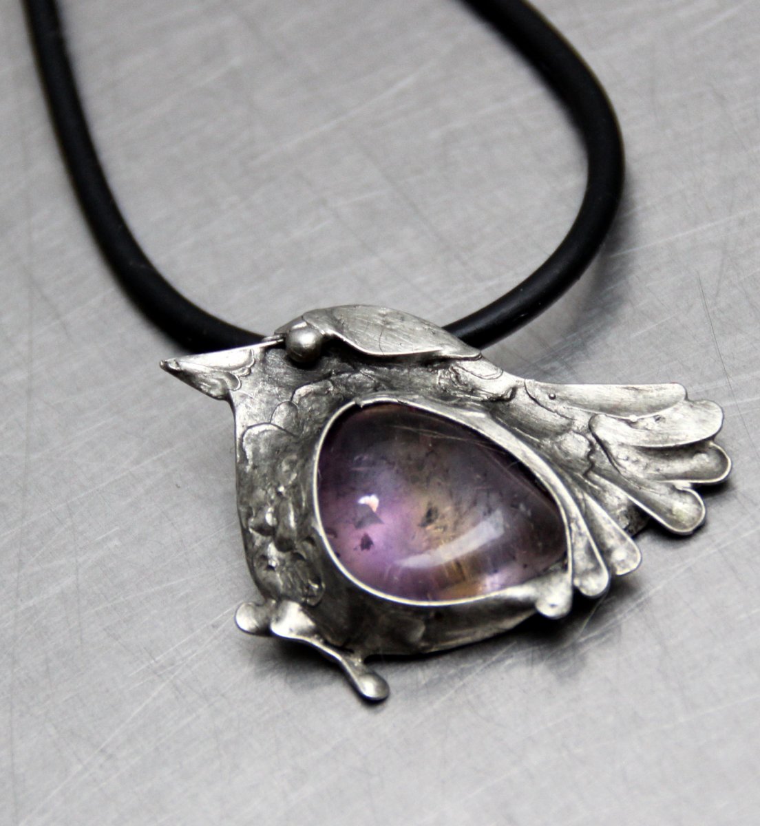 NÁHRDELNÍK ZPĚVÁČEK