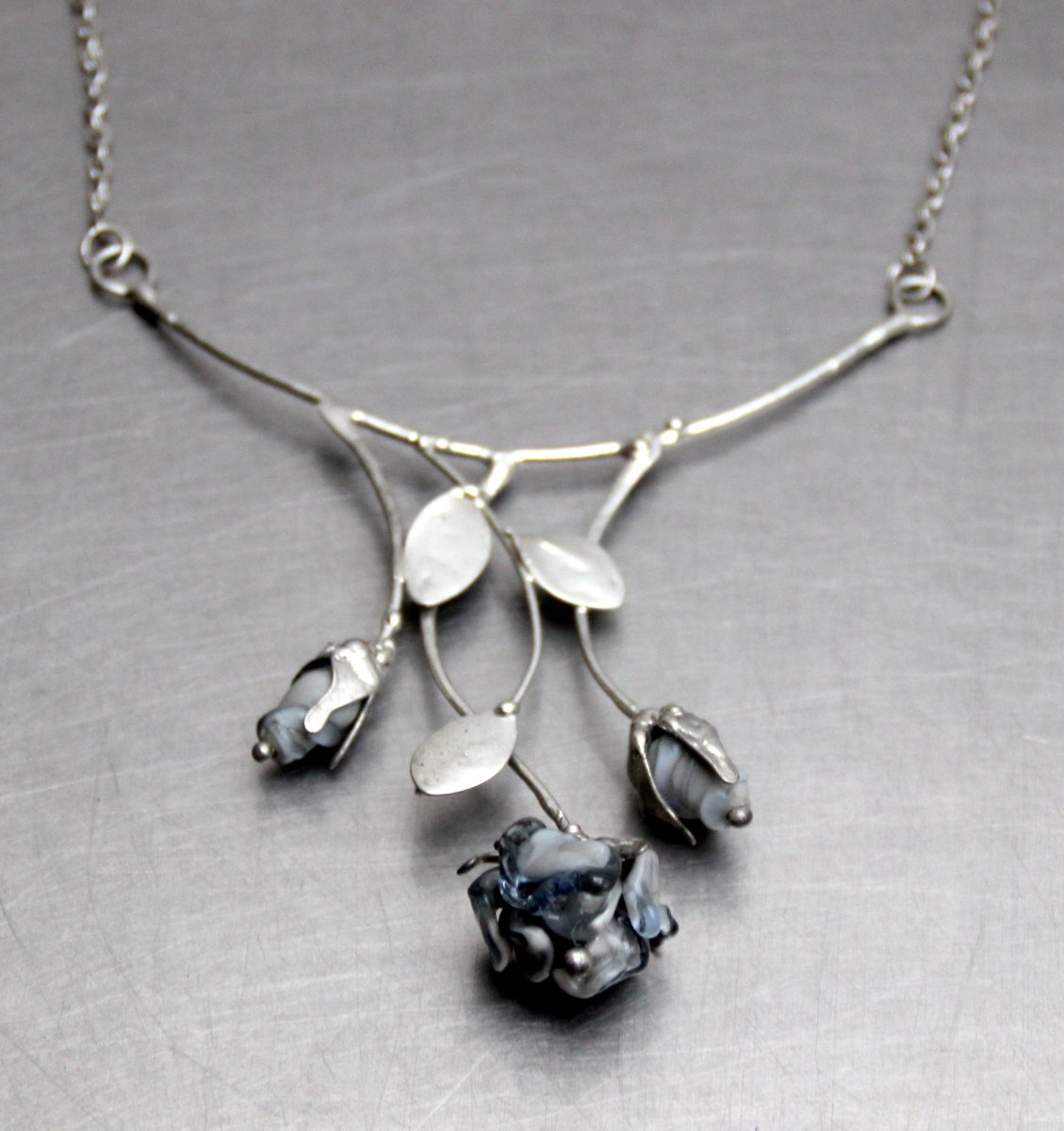 NÁHRDELNÍK ŠEDÁ ELEGANCE