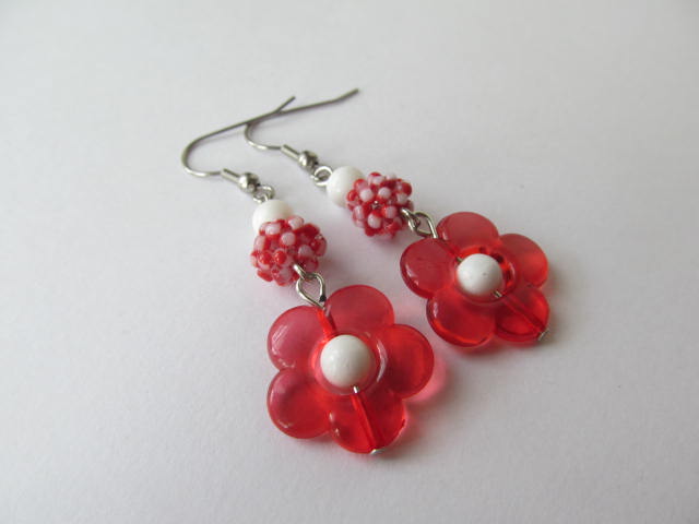 Bíločervená kytka na chirurgické oceli