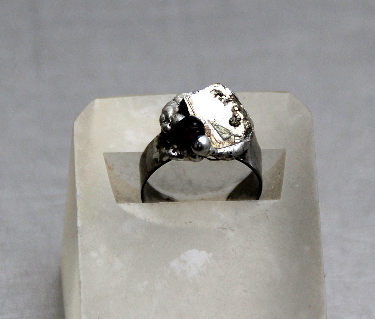 PRSTEN GRANÁT A PYRIT