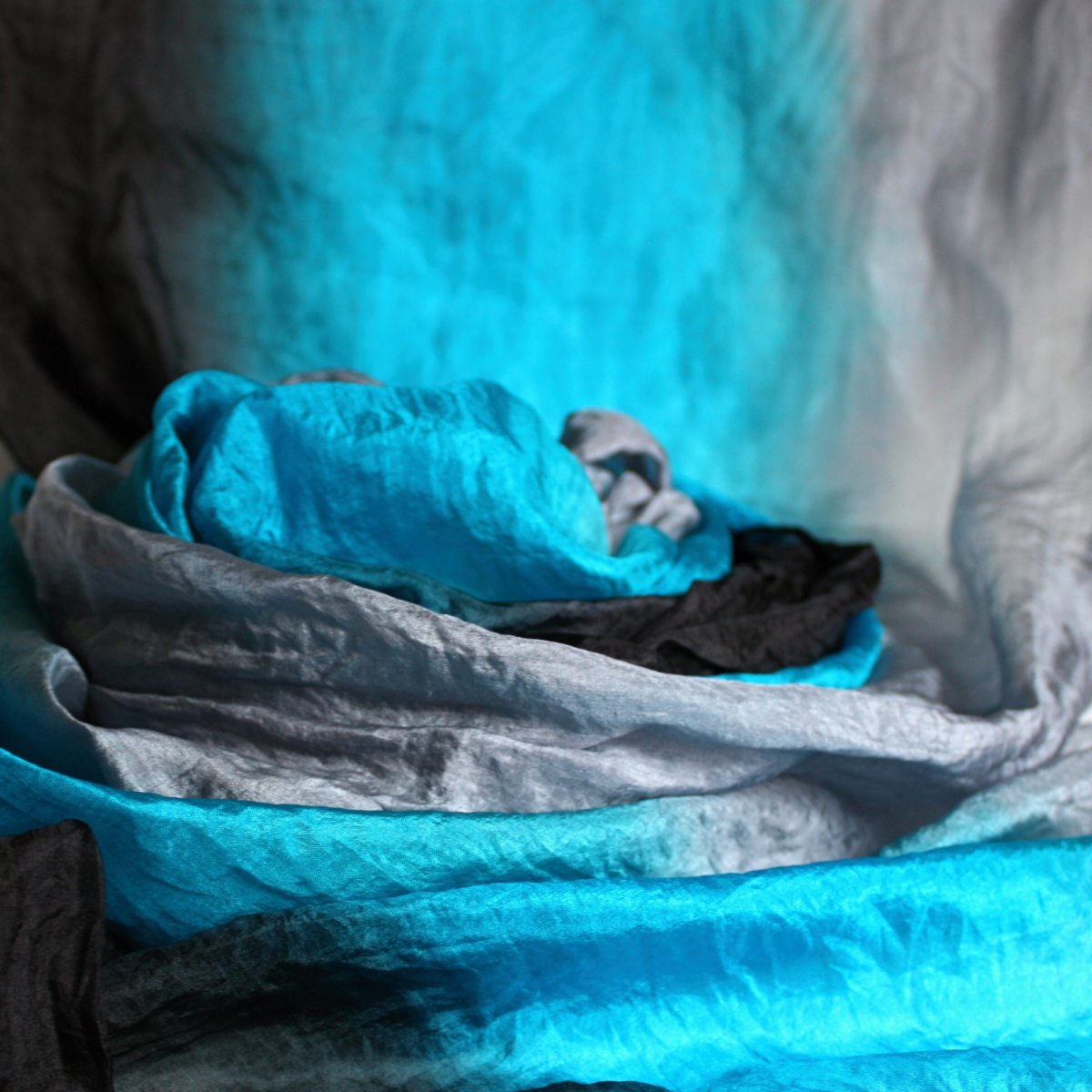 hedvábná šála tyrkysovo-šedo-černý