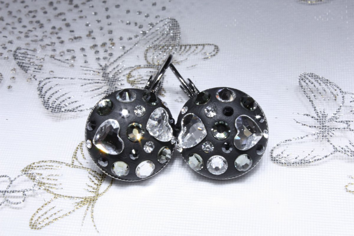Černé srdíčkové náušnice