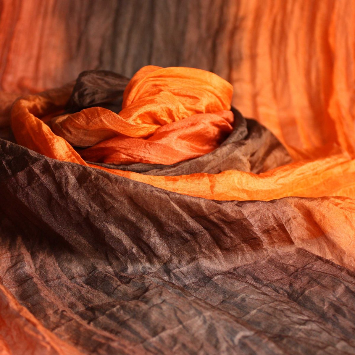 hedvábná šála hnědo-červeno-oranžová