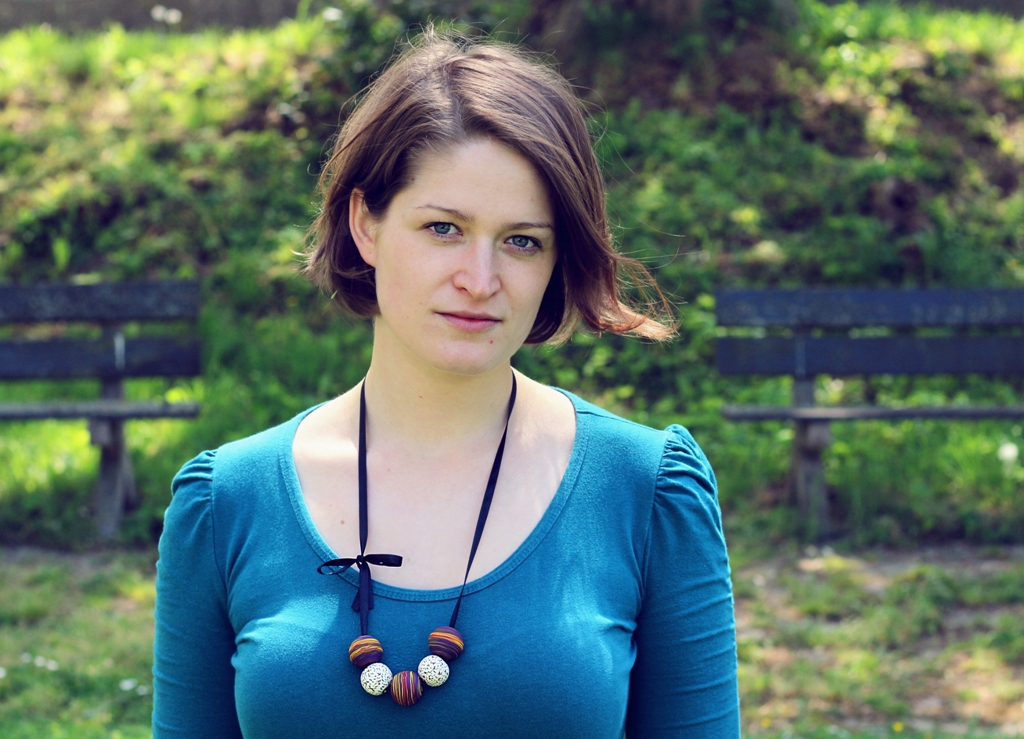 Korále na černé stuze